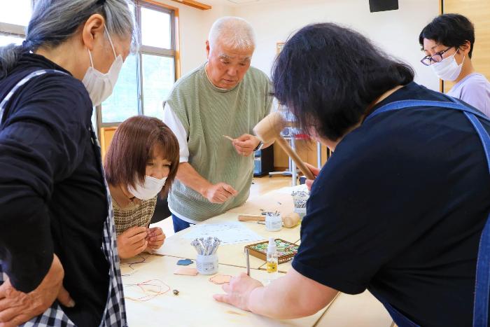 成人講座「革製品を作ってみよう」の様子1