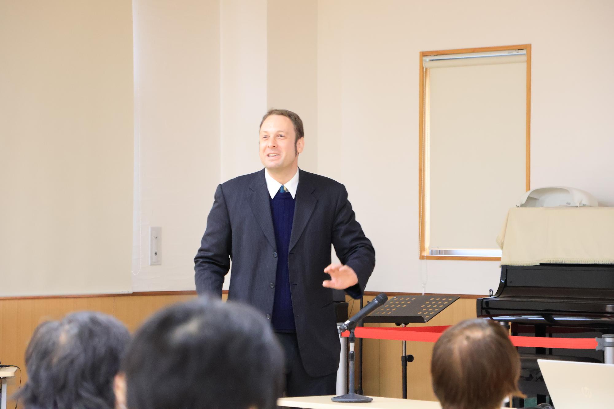 成人講座「世界から見た日本の良さ」の様子2