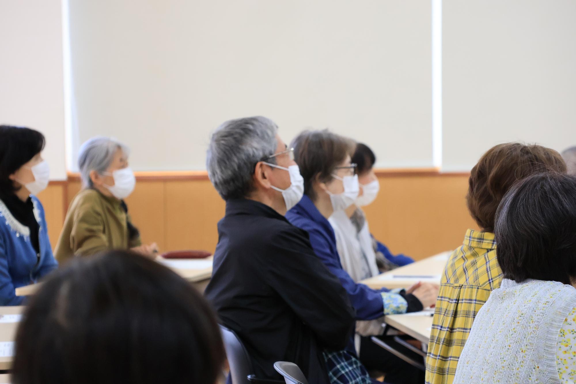 成人講座「世界から見た日本の良さ」の様子3