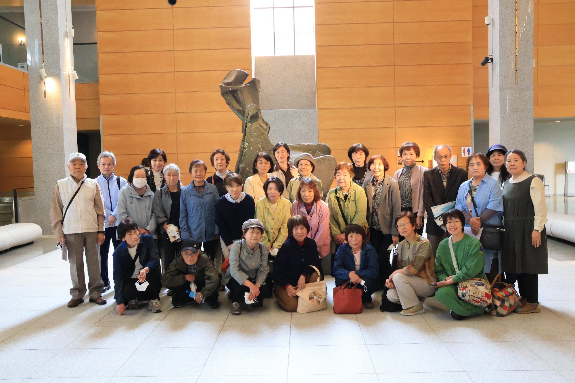 成人講座の美術館鑑賞の様子1