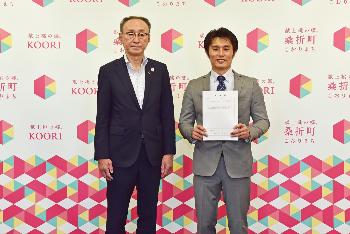 高橋町長と安藤政浩（あんどうまさひろ）さん
