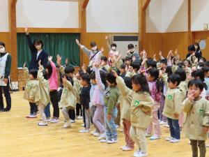 手を挙げて