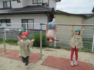 鉄棒遊び